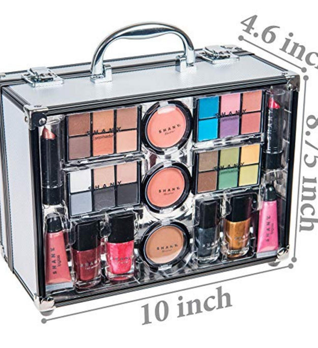 Shany porta con sé tutto il beauty case per il trucco