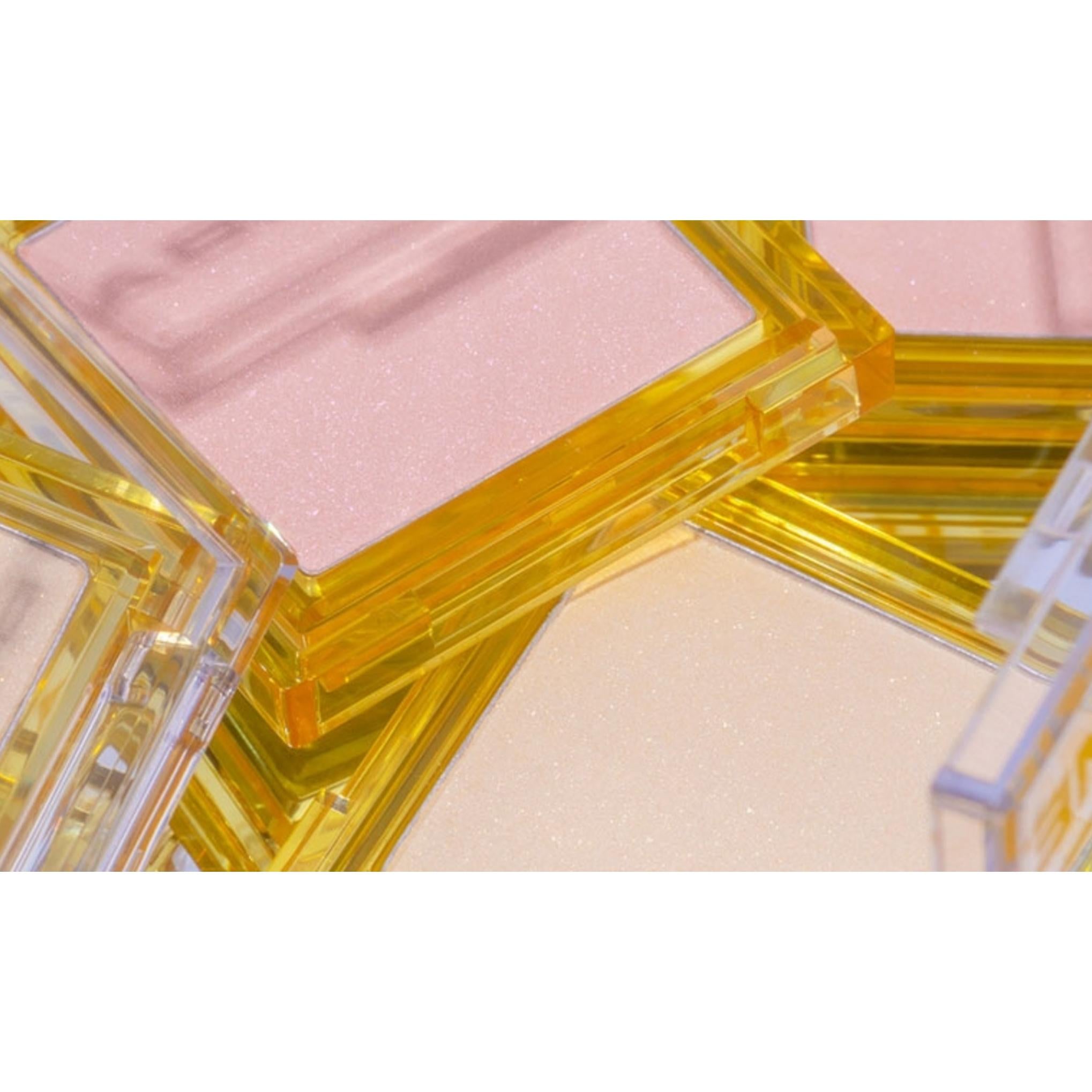 نبذة عن Tone Light On Me Highlighter 7.5g