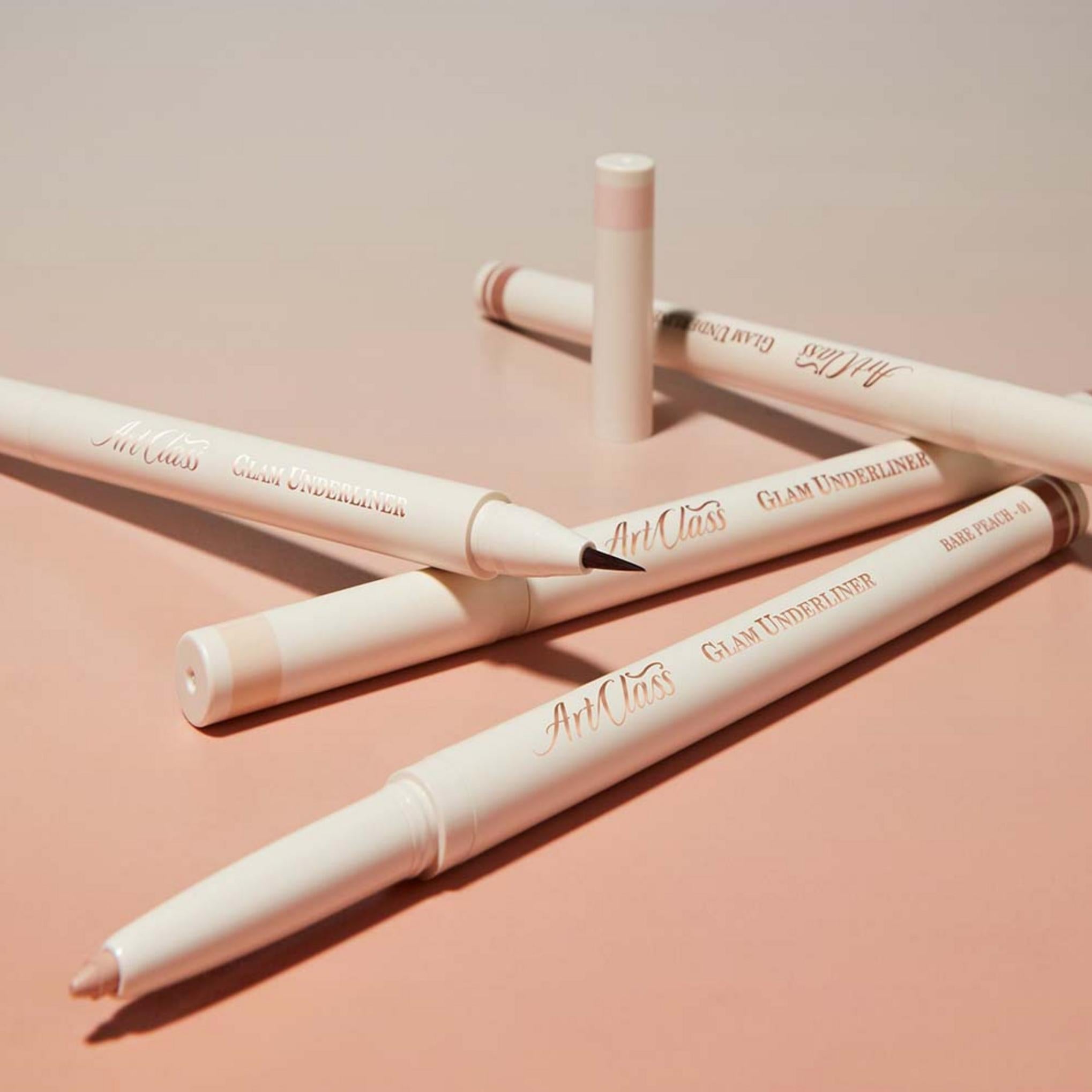 Demasiado genial para la clase de arte de la escuela, delineador glamuroso