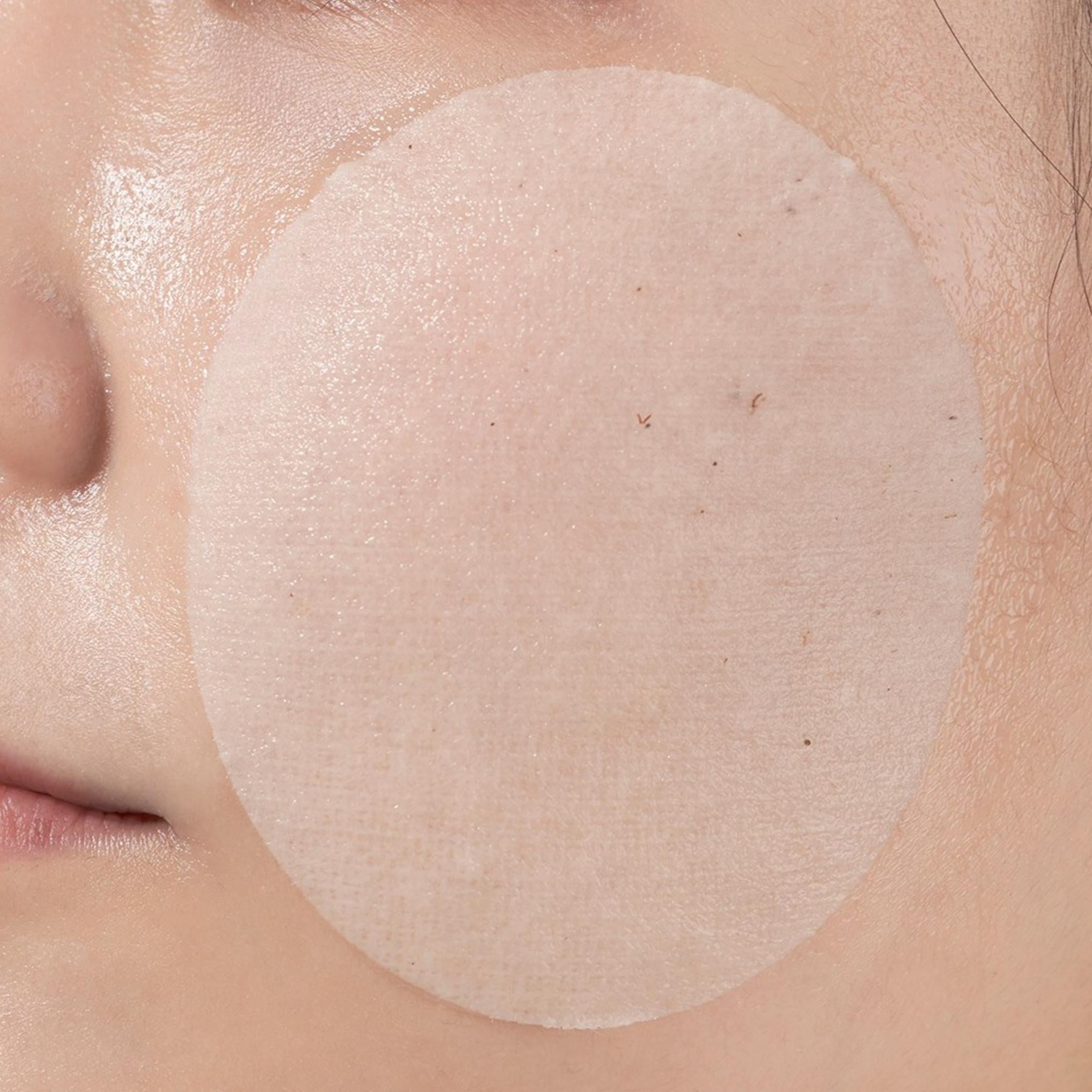 أرقام في Clear Glow Essence Jumbo Pads 70Pads