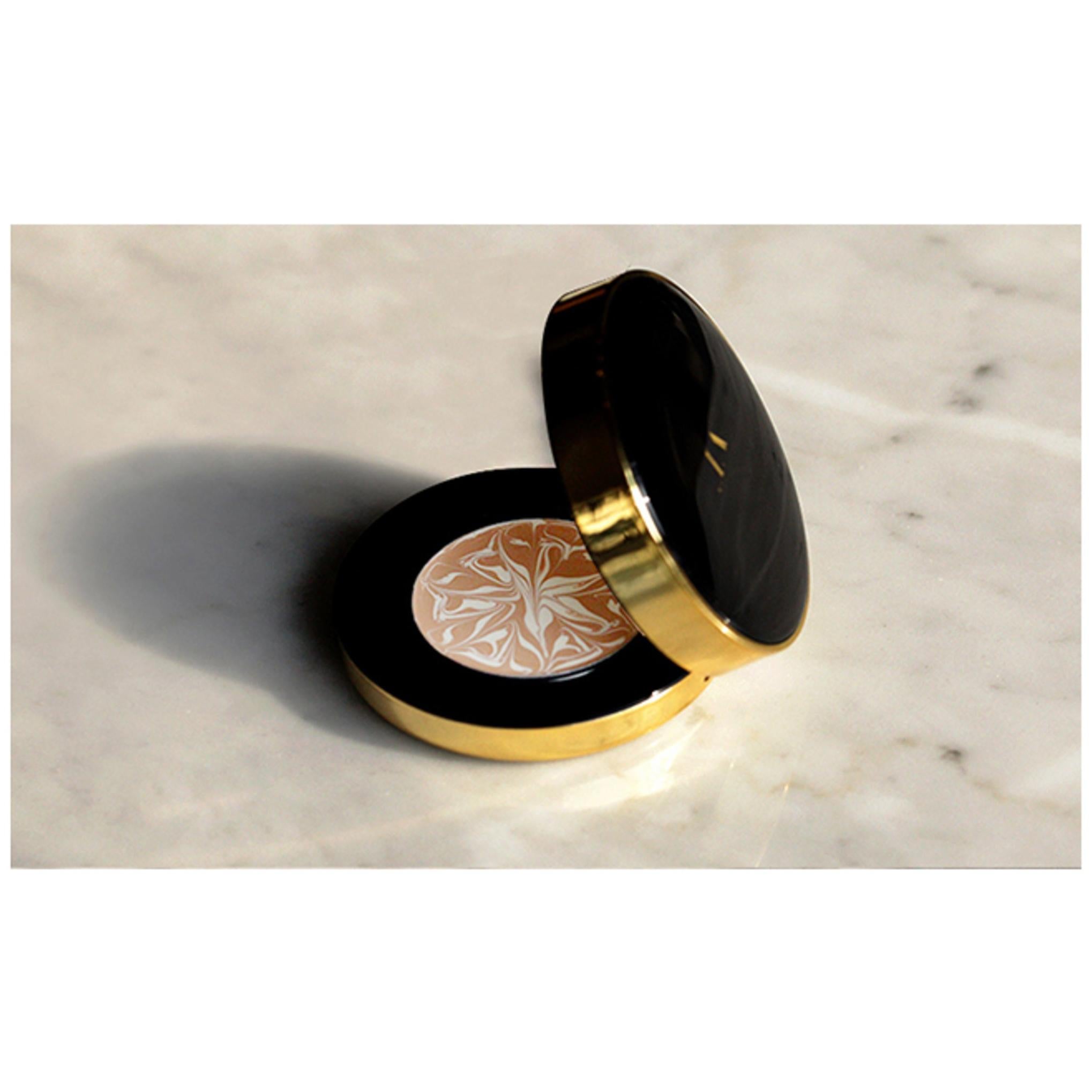 VT Cosmetic Essence Skin Gold Water Светящаяся тональная основа 12 г