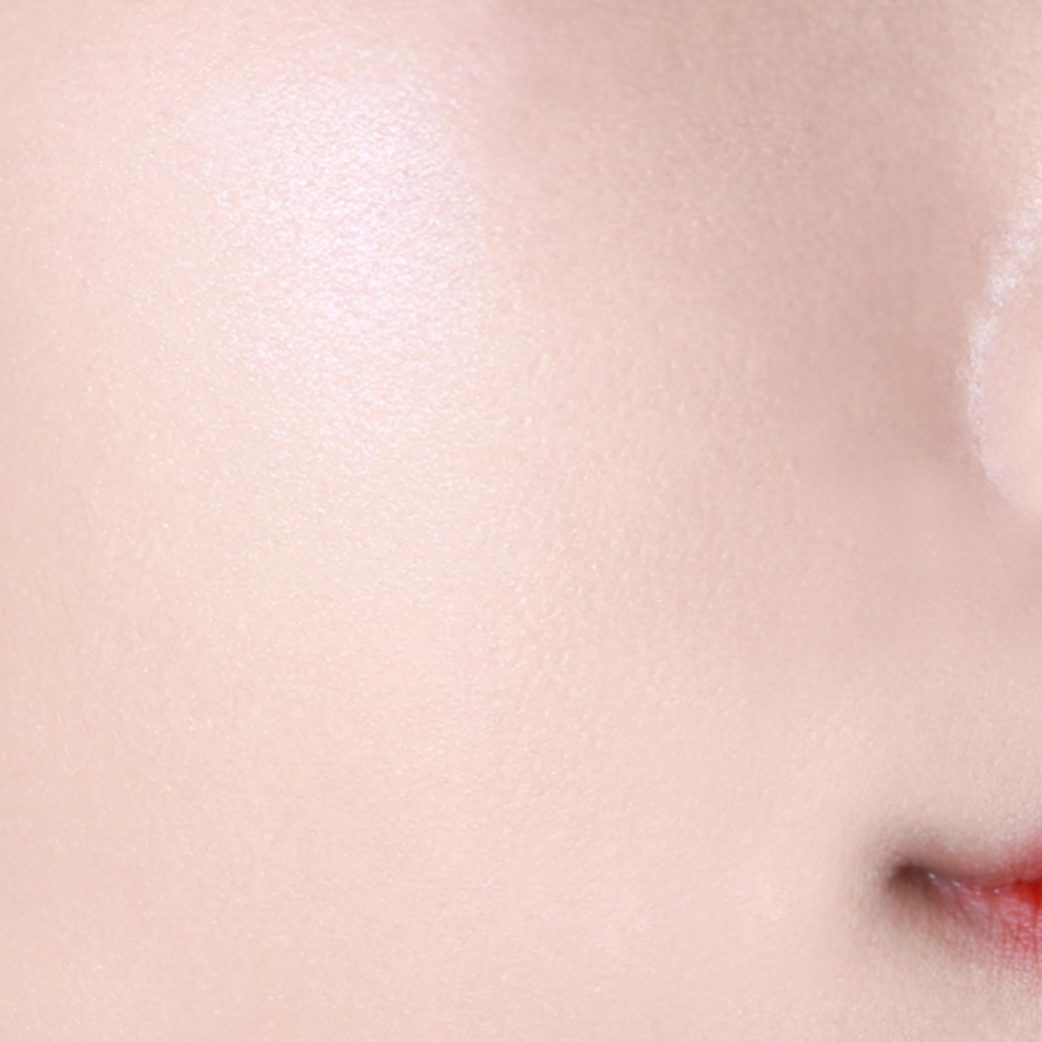 Yuki Profesyonel Mineral Su Işıltılı Aydınlatıcı Allık 12g