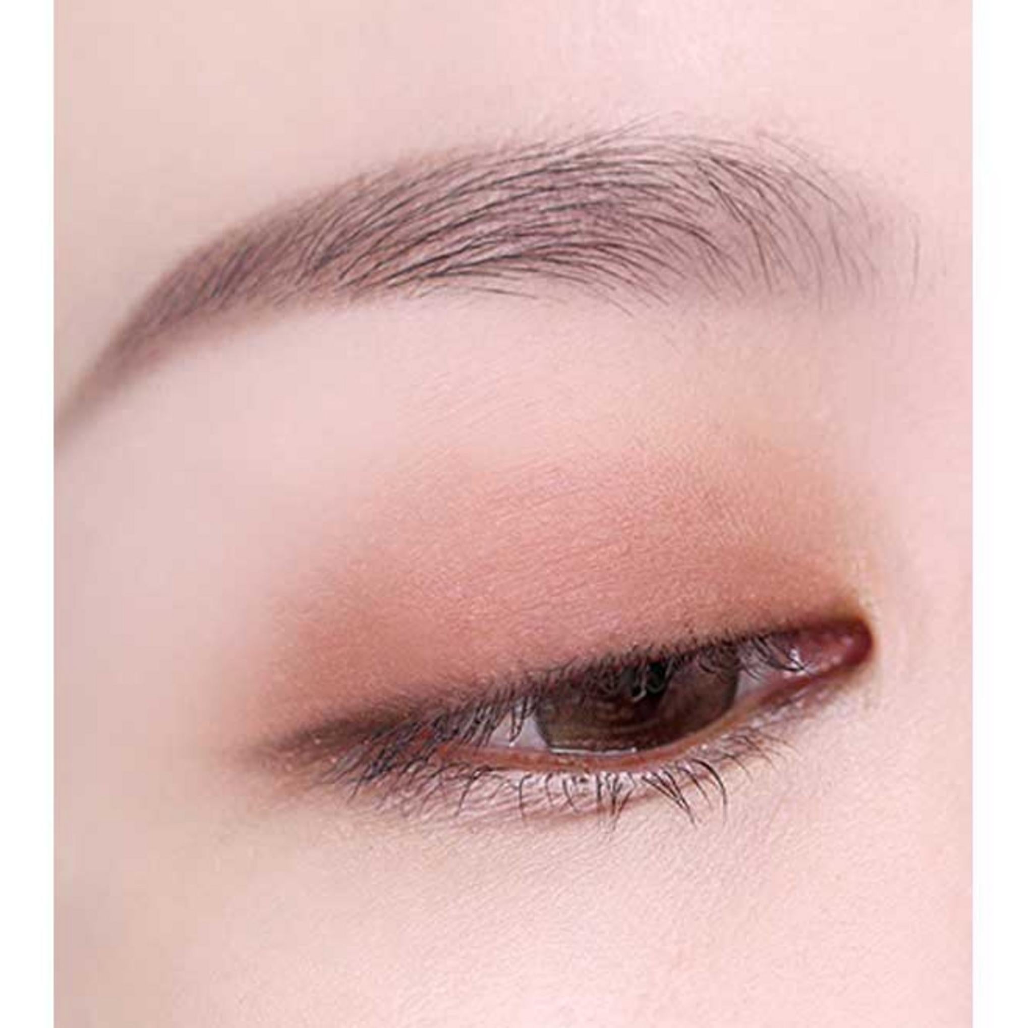 Fusionnez la première ombre à paupières