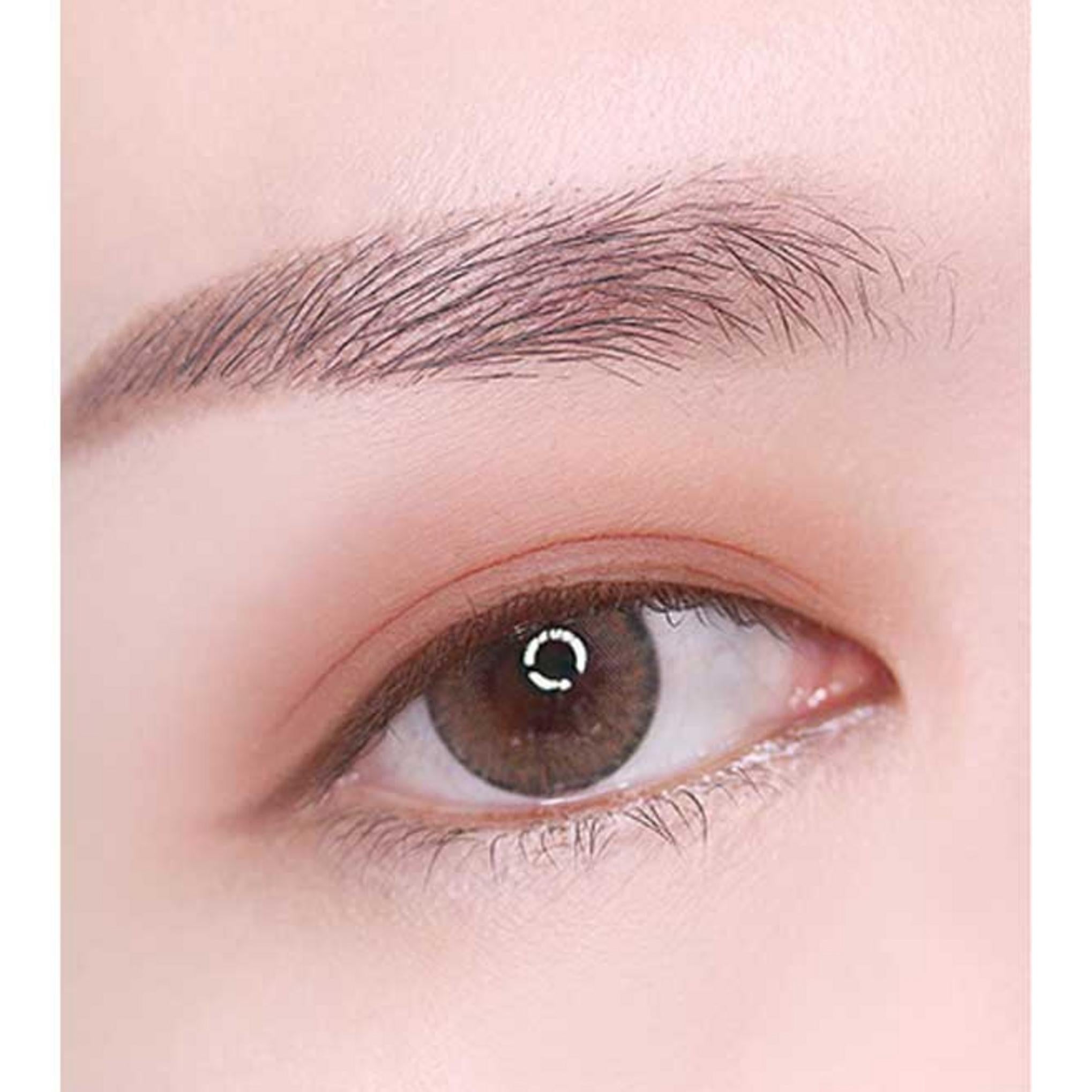 Fusionnez la première ombre à paupières